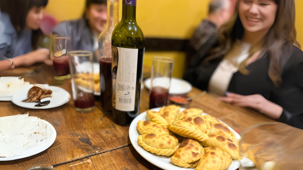 empanadas y vino menu de la casona del molino